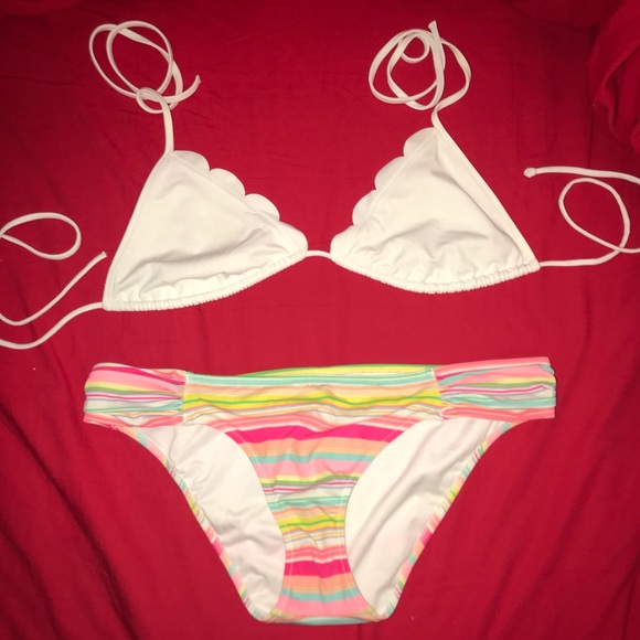 Bikini tops and bottoms - Picture 3 of 5